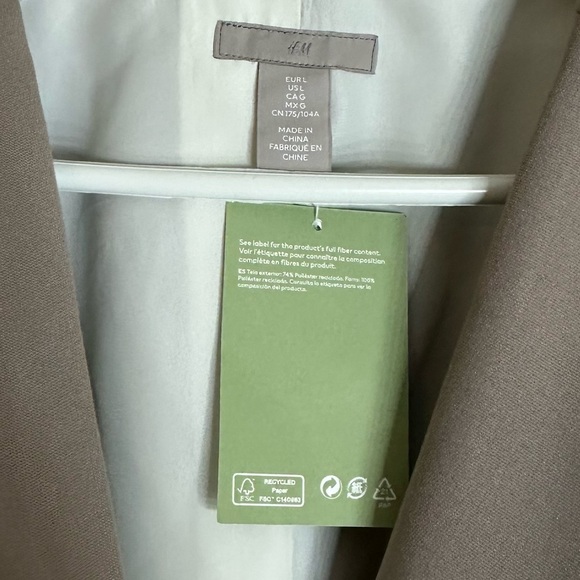 Women’s H&M Single Breasted blazer color greige large - Picture 3 of 11